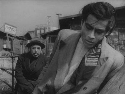 Filmruta från Den berusade ängeln med Takashi Shimura och Toshiro Mifune